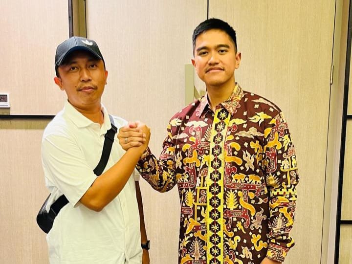 Ketua DPW PSI Provinsi Lampung, Achmad Ridho Julian foto bersama Ketua Umum PSI, Kaesang Pangarep. Dok PSI