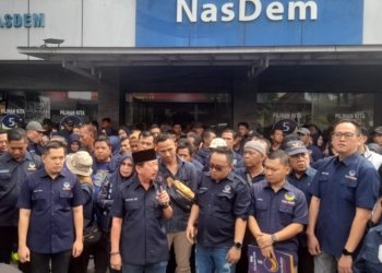 Ketua DPW Partai NasDem Provinsi Lampung, Herman HN menyampaikan orasi politik didepan para kader yang menyambangi Kantor DPW Partai NasDem Provinsi Lampung, Rabu, 15 April 2026. (Foto: Lampost.co / Triyadi Isworo)
