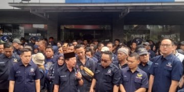Ketua DPW Partai NasDem Provinsi Lampung, Herman HN menyampaikan orasi politik didepan para kader yang menyambangi Kantor DPW Partai NasDem Provinsi Lampung, Rabu, 15 April 2026. (Foto: Lampost.co / Triyadi Isworo)