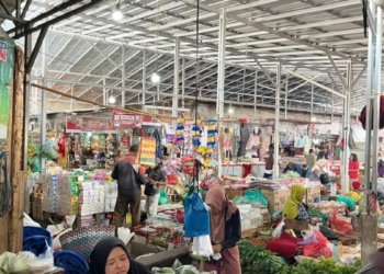 Di Pasar Way Dadi, Sukarame, para pedagang dan pelaku usaha kuliner mulai mengeluhkan penurunan omset yang cukup signifikan.Lampost.co/Fauzan Aljabar.