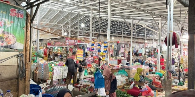 Di Pasar Way Dadi, Sukarame, para pedagang dan pelaku usaha kuliner mulai mengeluhkan penurunan omset yang cukup signifikan.Lampost.co/Fauzan Aljabar.