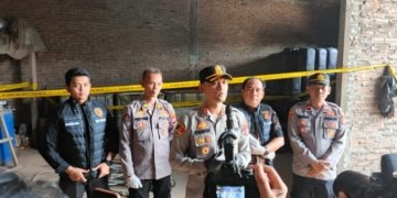 Kapolres Pringsewu AKBP M Yunus Saputra memberi keterangan di lokasi penggrebekan gudang BBM.Lampost.co/Yudi Prayoga.