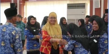 Asisten II Bidang Perekonomian dan Pembangunan, Eka Afriana bersama guru PPPK. (Dok. Pemkot)