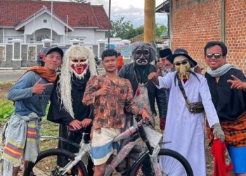 Di tengah arus modernisasi, berbagai tradisi lokal tetap dilestarikan sebagai bagian dari identitas dan jati diri masyarakat Lampung.