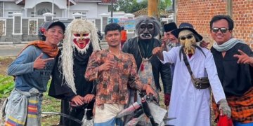 Di tengah arus modernisasi, berbagai tradisi lokal tetap dilestarikan sebagai bagian dari identitas dan jati diri masyarakat Lampung.