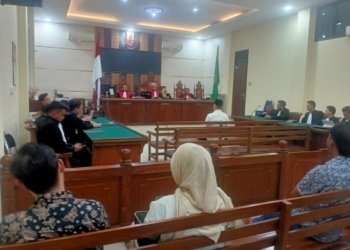 Suasana sidang dengan agenda putusan sela dari hakim terhadap terdakwa eks Bupati Pesawaran Dendi Ramadhona di Ruang Sidang Bagir Manan/Garuda di Pengadilan Negeri Tanjungkarang, Jumat, 10 April 2026. (Foto: Lampost.co/Wandi Barboy Silaban)