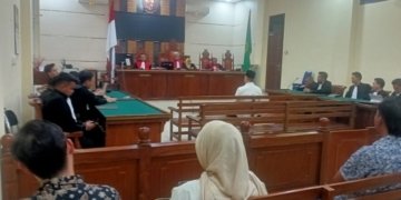 Suasana sidang dengan agenda putusan sela dari hakim terhadap terdakwa eks Bupati Pesawaran Dendi Ramadhona di Ruang Sidang Bagir Manan/Garuda di Pengadilan Negeri Tanjungkarang, Jumat, 10 April 2026. (Foto: Lampost.co/Wandi Barboy Silaban)