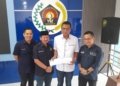 Ketua DPW Partai NasDem Provinsi Lampung, Herman HN bersama Sekretaris Fauzan Sibron menyampaikan surat kepada Ketua PWI Lampung, Wirahadikusumah didampingi Sekretaris, Andi S Panjaitan, di PWI Lampung, Rabu, 15 April 2026. (FOTO: Lampost.co /Triyadi Isworo)