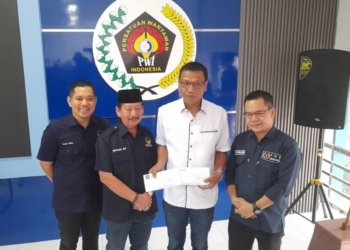 Ketua DPW Partai NasDem Provinsi Lampung, Herman HN bersama Sekretaris Fauzan Sibron menyampaikan surat kepada Ketua PWI Lampung, Wirahadikusumah didampingi Sekretaris, Andi S Panjaitan, di PWI Lampung, Rabu, 15 April 2026. (FOTO: Lampost.co /Triyadi Isworo)