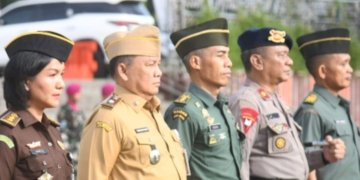 Upacara bersama Forum Koordinasi Pimpinan Daerah (Forkopimda) Provinsi Lampung, di Lapangan Kantor Gubernur Lampung, Senin, 6 April 2026.