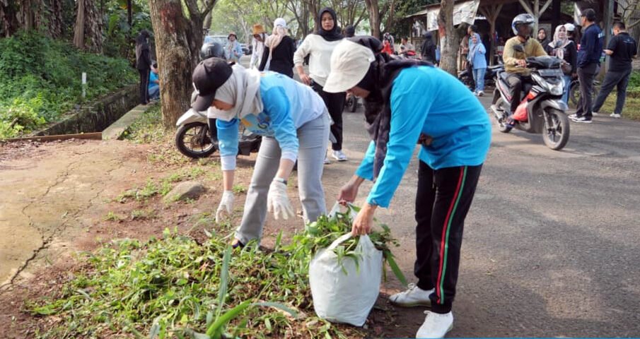 Gertak HELAU Dimulai, ASN Lampung Selatan Bersih-Bersih Kalianda hingga Angkat Pohon dari Drainase