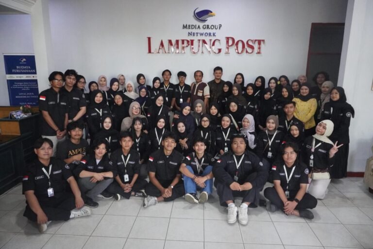 70 Mahasiswa Ilmu Komunikasi Unila Gali Ilmu Jurnalistik di Lampung Post