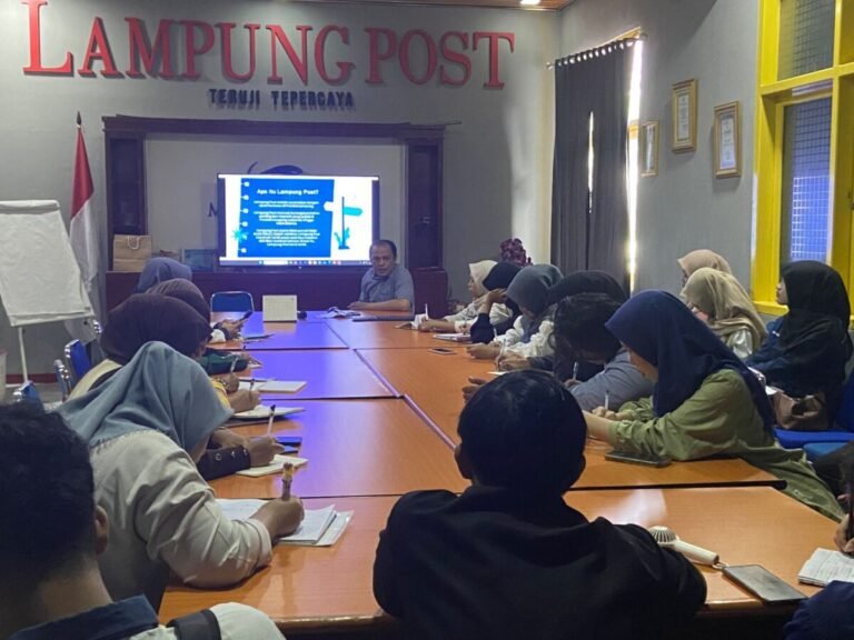 Mahasiswa Prodi Sejarah UIN RIL Kunjungi Lampung Post
