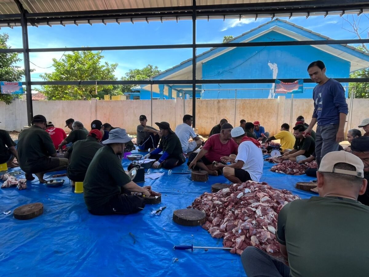 Warga Perumnas JSP Sembelih 12 Hewan Kurban
