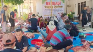 Idul Adha: Keluarga Besar Ibu Sri Murtini Sukoco Bersama Alumni SMPN 1 Metro Sembelih 8 Ekor Sapi