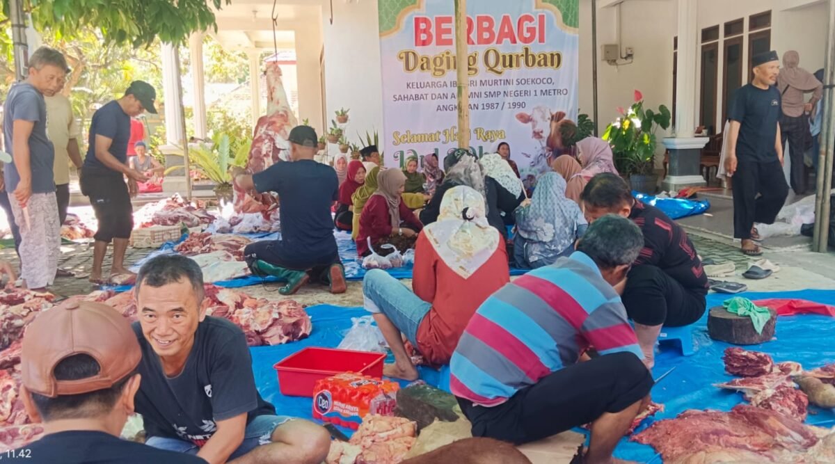 Idul Adha: Keluarga Besar Ibu Sri Murtini Sukoco Bersama Alumni SMPN 1 Metro Sembelih 8 Ekor Sapi