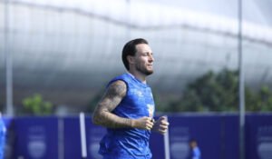 Marc Klok Kobarkan Semangat Juara Persib Bandung di Tengah Ujian Berat
