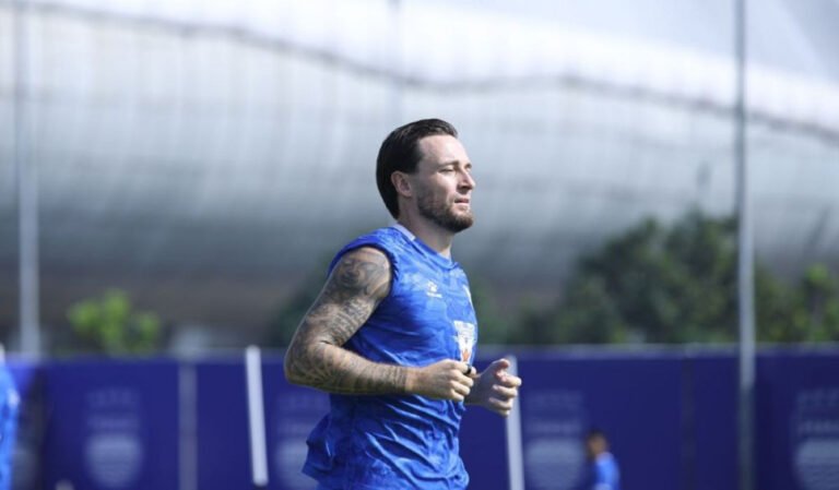 Marc Klok Kobarkan Semangat Juara Persib Bandung di Tengah Ujian Berat