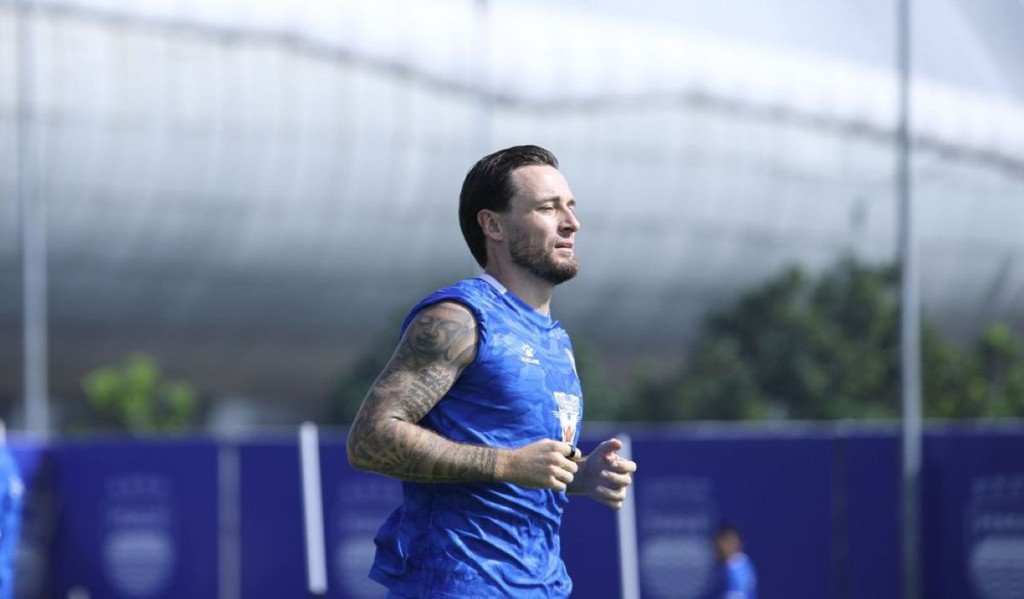 Marc Klok Kobarkan Semangat Juara Persib Bandung di Tengah Ujian Berat