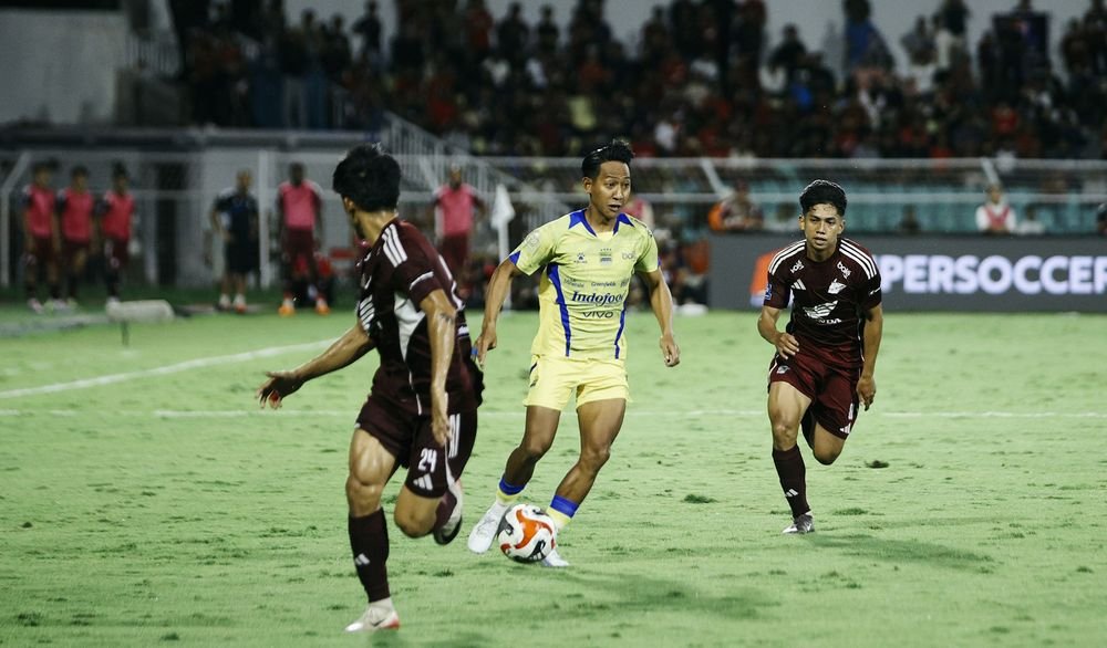 Tandukan Julio Cesar pada Menit Akhir Bawa Persib Bandung Bungkam PSM Makassar 2-1