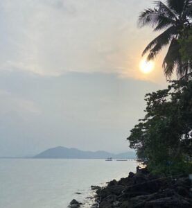 Pantai Klara Jadi Destinasi Favorit Berburu Sunset di Pesawaran