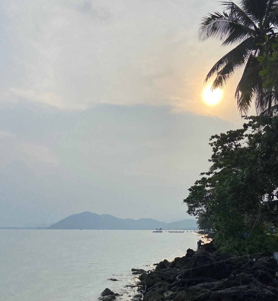 Pantai Klara Jadi Destinasi Favorit Berburu Sunset di Pesawaran