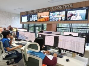 Pegawai melakukan pemantauan kegiatan bongkar muat
