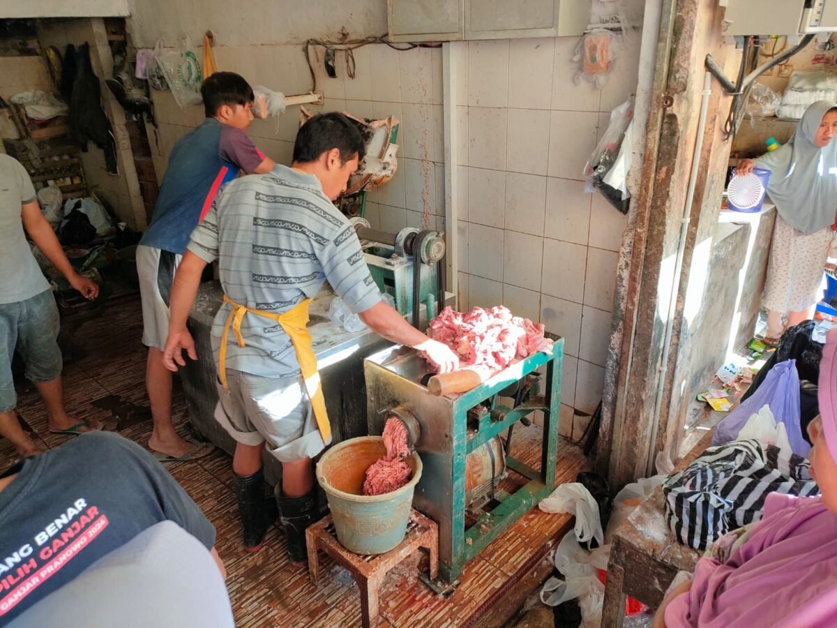H+2 Iduladha, Jasa Penggilingan Daging Dibanjiri Pelanggan