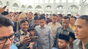 Wapres Gibran Laksanakan Salat Jumat di Masjid Al-Bakrie Bandar Lampung