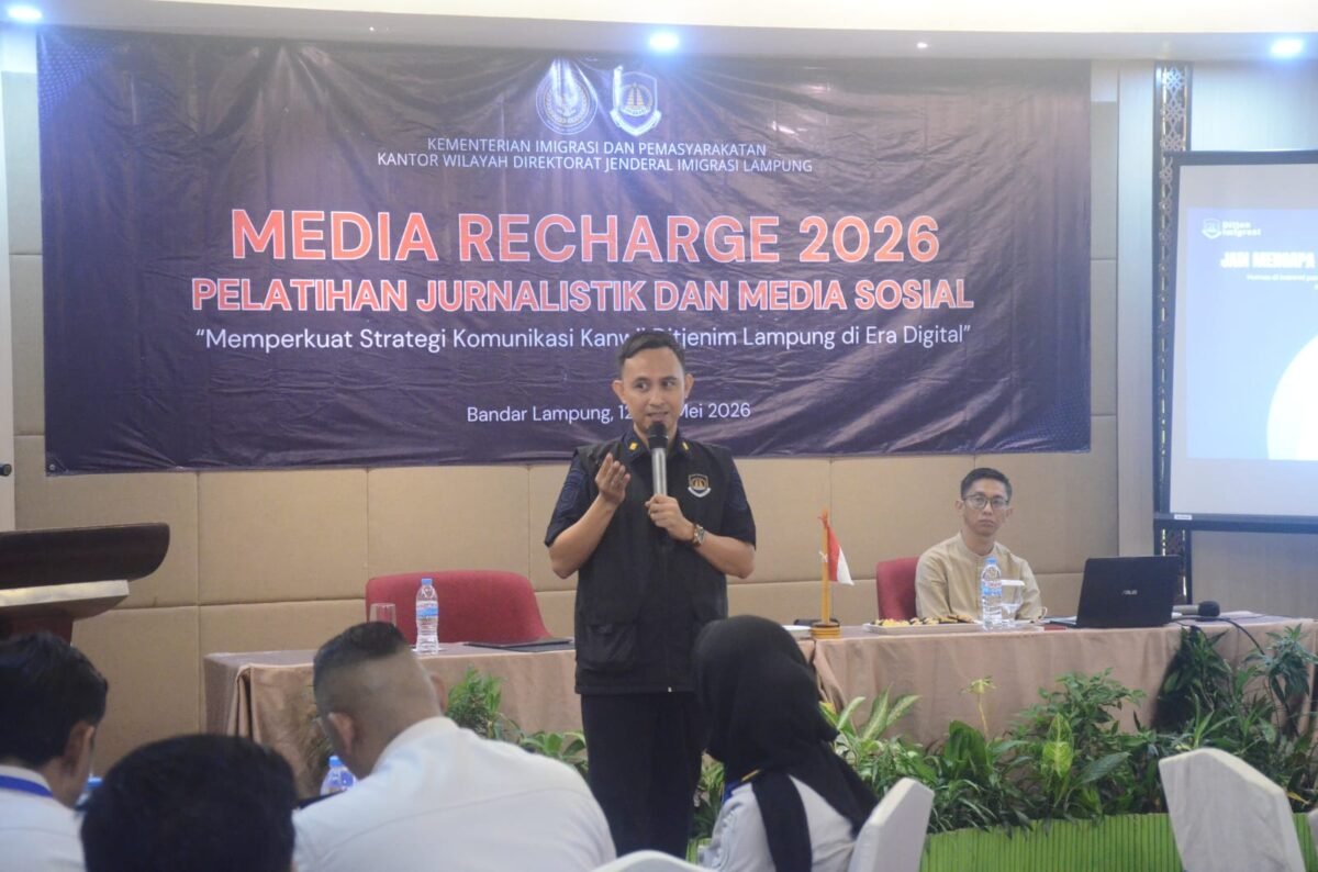 Narasumber dari Ditjen Imigrasi Rendy Firnanda saat menyampaikan materi Strategi Komunikasi Imigrasi.