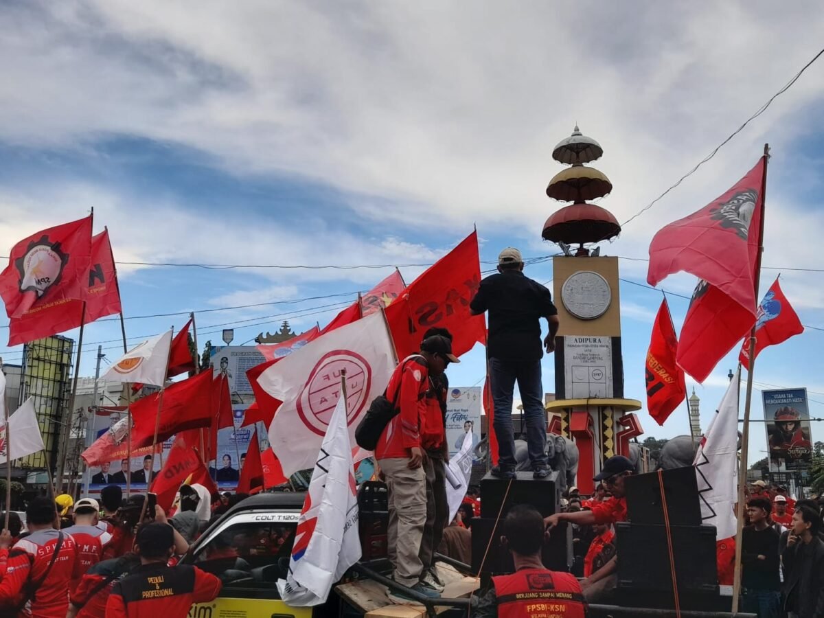 May Day, Buruh di Lampung Padati Tugu Adipura