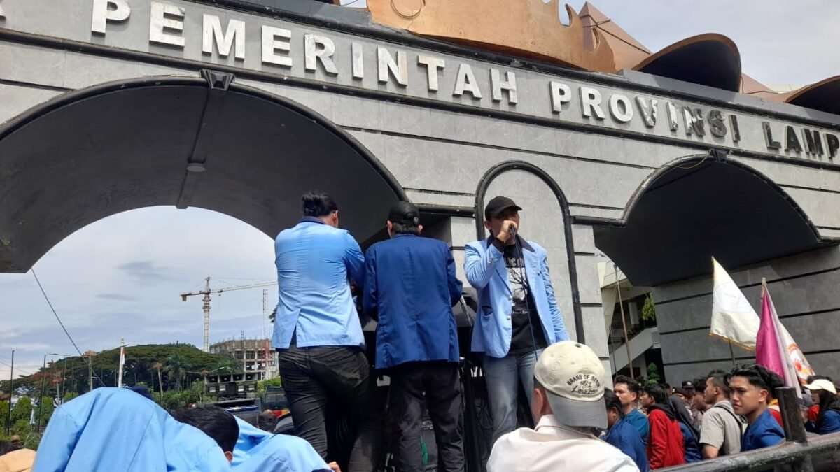 Mahasiswa Geruduk Kantor DPRD Provinsi Lampung