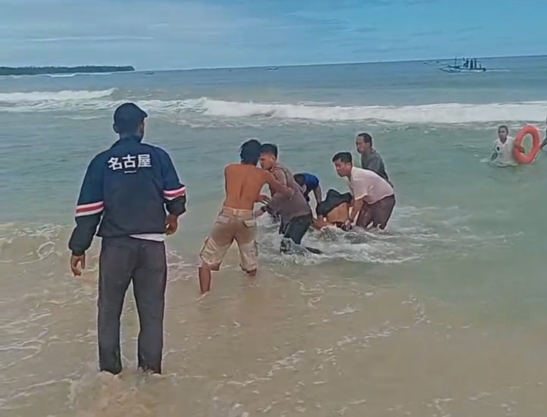 Dua Wisatawan Labuhan Jukung Terseret Ombak, Satu Meninggal Dunia