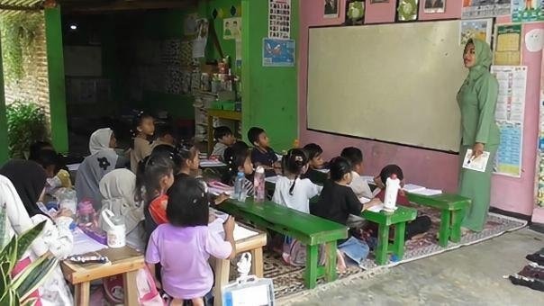 Mengintip Kelas Kreatif Serda Ihsanudin, Oase Belajar Anak Lampung