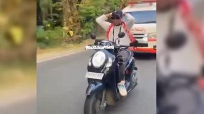 Viral Pemotor Hadang Ambulans di Depok, Tendang Mobil hingga Berujung Diamankan Polisi