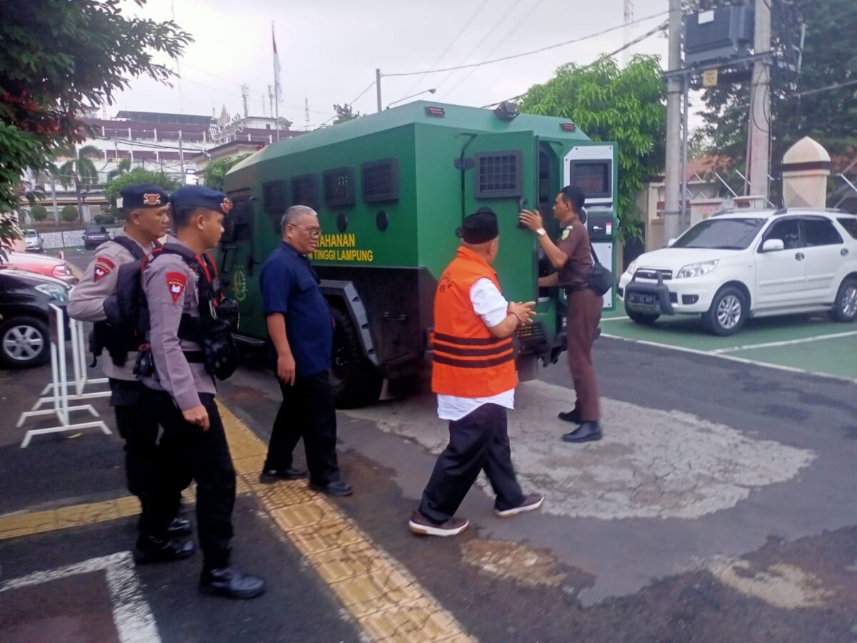 Langkah Berat Lukman Sjamsuri Tinggalkan Ruang Sidang Usai Divonis 16 Bulan Bui
